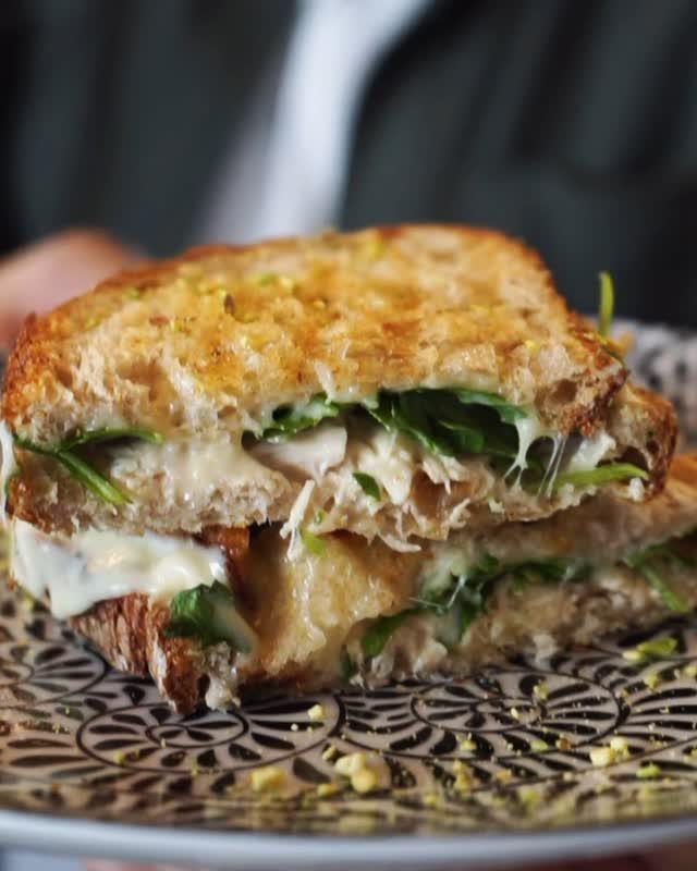 Mohicano: sándwich de masa madre con pollo y rúcula
